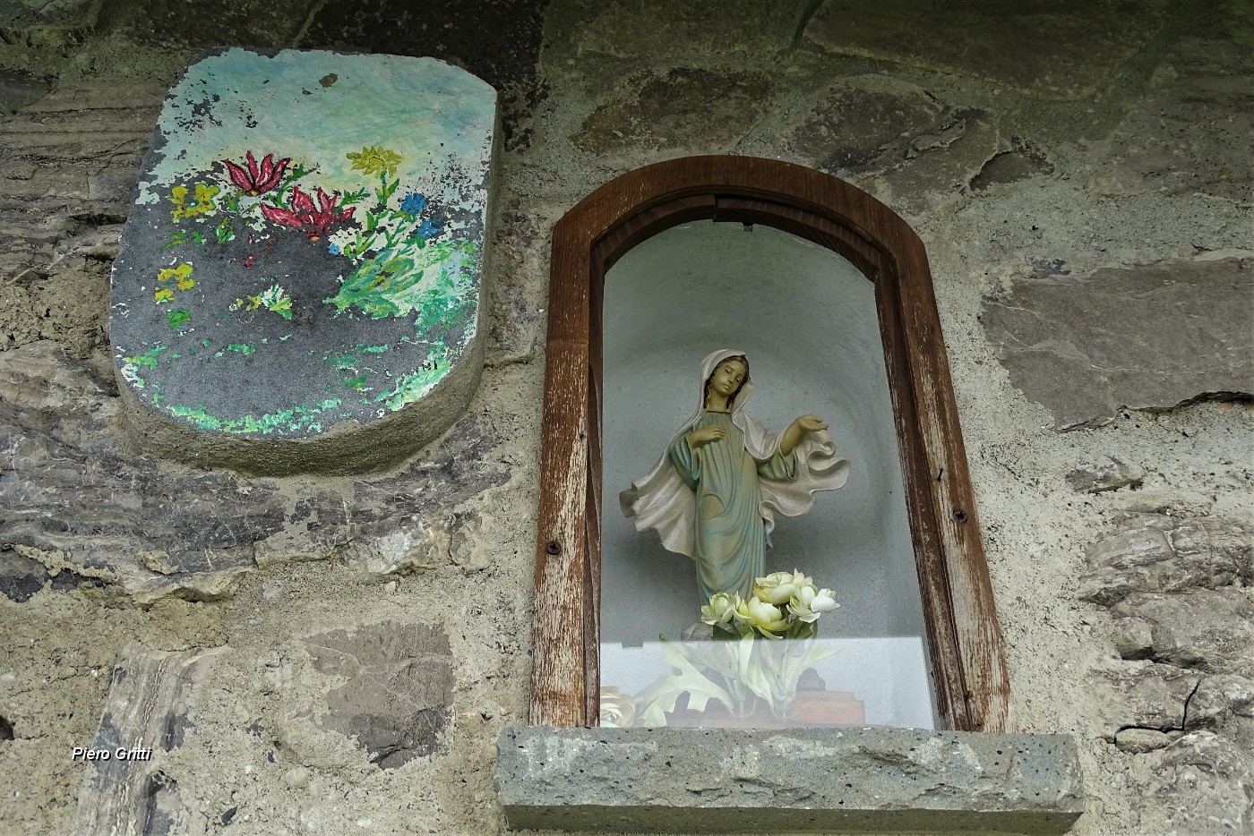 84 Nicchia con Madonnina alla 'Baita Caduta'.JPG